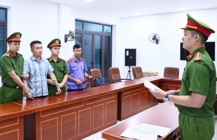 Nguyễn Hà Duy (áo sọc xanh trắng)