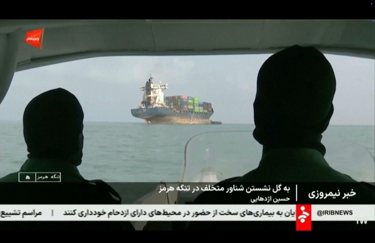 Iran đóng cửa eo biển Hormuz, tập kích căn cứ Mỹ tại Vùng Vịnh - 1