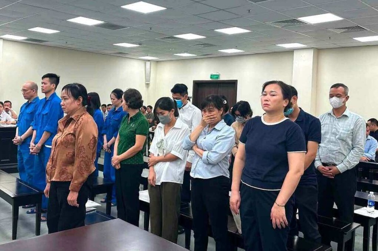 Ông Tô Tử Anh (sơ mi trắng, khẩu trang xanh) và các bị cáo tại tòa. Ảnh: Danh Lam