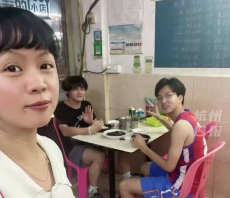 Bà La (bên trái) và Hùng (áo đỏ). Ảnh: Hangout