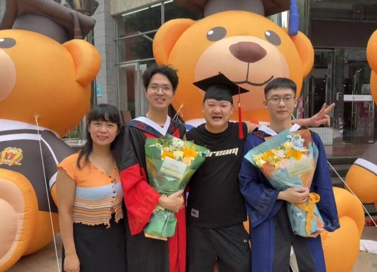 Gia đình bà La đến dự lễ tốt nghiệp của anh Hùng. Ảnh: Jimu News