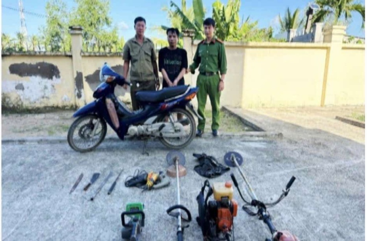 Trần Thanh Kha (ngụ ấp Cái Tràm B, xã Hoà Bình - áo đen) bị bắt về hành vi Trộm cắp tài sản. Ảnh: Công an Cà Mau 