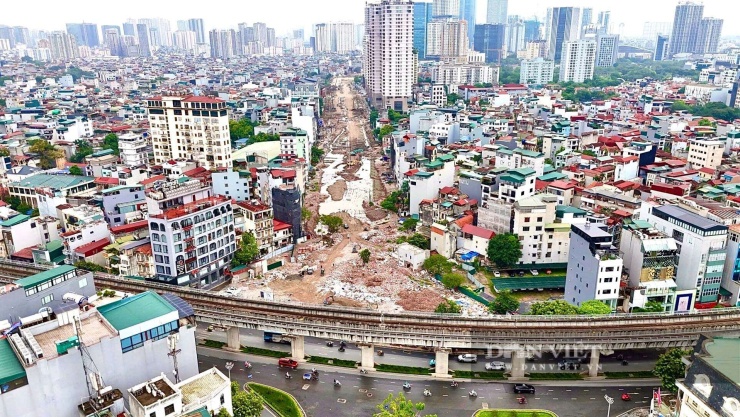 Trong tháng 3 vừa qua, UBND TP Hà Nội đã khởi công dự án đầu tư xây dựng đường Vành đai 2,5 các đoạn: Khu đô thị mới Dịch Vọng - Dương Đình Nghệ, Vũ Phạm Hàm - Trần Duy Hưng, Ngụy Như Kon Tum - Nguyễn Trãi. Dự án được triển khai theo cơ chế công trình khẩn cấp nhằm đẩy nhanh tiến độ hoàn thiện hạ tầng giao thông, giảm áp lực cho các trục đường nội đô.