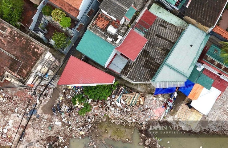 Nhiều cụm nhà dân sau khi bị tháo dỡ và giải phóng một phần diện tích để làm đường, phần còn lại trở nên méo mó. Tuy nhiên, chủ nhà vẫn cố dựng lên những ngôi nhà siêu mỏng, hình tam giác, cao 2 tầng với diện tích siêu nhỏ.
