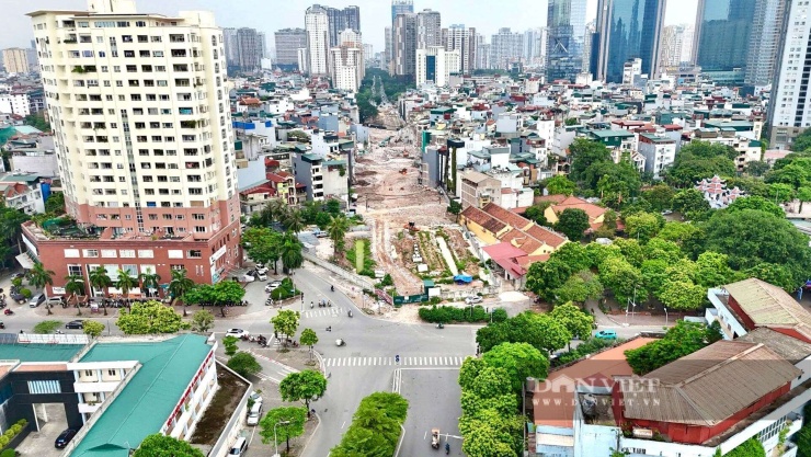 Tại phường Yên Hòa, dự án đường Vành đai 2,5 được triển khai theo lệnh khẩn cấp của UBND TP.Hà Nội, gồm hai đoạn: Từ khu đô thị mới Dịch Vọng đến đường Dương Đình Nghệ và từ đường Vũ Phạm Hàm đến đường Trần Duy Hưng, với tổng diện tích đất thu hồi hơn 30.600m2.