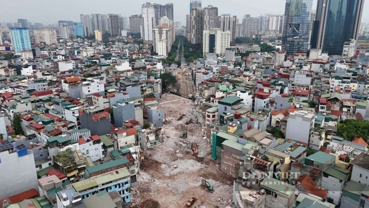 Đến nay, việc giải phóng mặt bằng đã hoàn tất, các đơn vị thi công cũng đã tiến hành cho máy móc, công nhân gấp rút triển khai thi công đường 2,5.