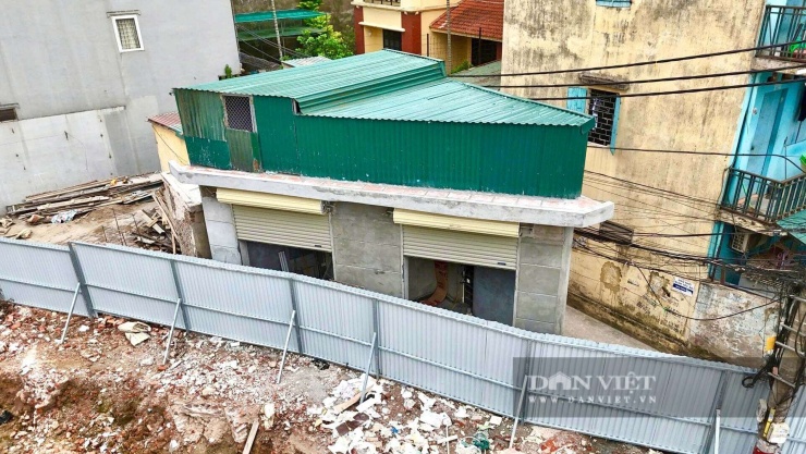 Tại đây cũng xuất hiện những ngôi nhà với hình dáng có một không hai. Tình trạng xuất hiện những ngôi nhà độc, lạ, méo mó với diện tích siêu nhỏ không còn là điều hiếm gặp mỗi khi mở đường.Nhiều căn nhà dị dạng, có hình tam giác khi hai bên hông quá hẹp so với chiều sâu của công trình. Tầng 2 được cơi nới bằng những tấm tôn ghép lại với nhau, cùng với đó là một số thửa đất đã được quây tôn kín để giữ đất.