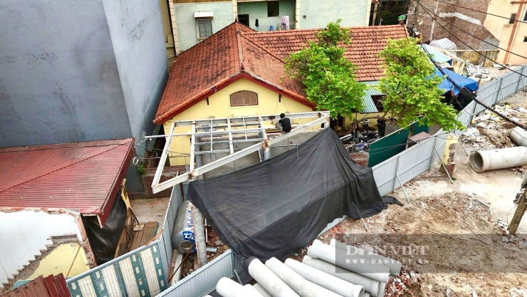 Nhiều ngôi nhà hình tam giác đang được dựng khung, chuẩn bị thành hình trên tuyến đường 2,5 đoạn qua phường Yên Hoà. Nhiều người dân xung quanh cho biết, những ngôi nhà này thường được xây tạm bợ, không an toàn và gây mất mỹ quan đô thị.