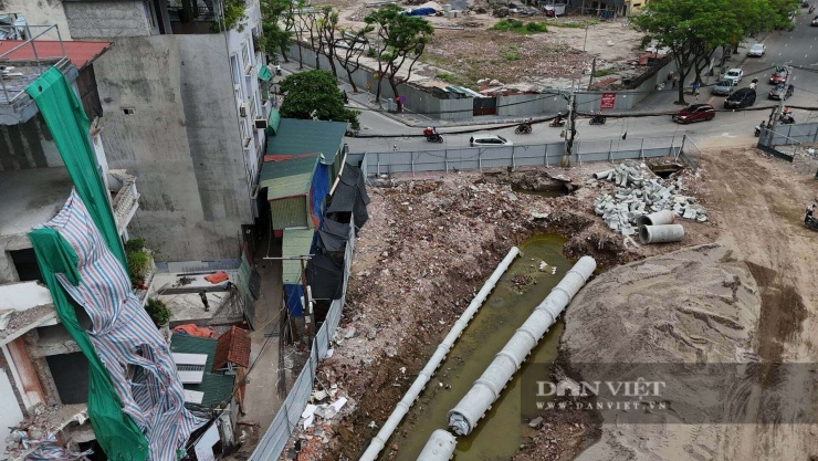 Tương tự như, đường Vành đai 2,5 đoạn qua phường Thanh Xuân (Hà Nội) cũng xuất hiện hàng loạt nhà "siêu mỏng, siêu dị".