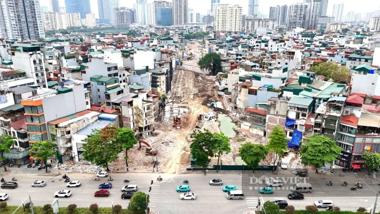 Trước thực trạng này, lãnh đạo thành phố đã nhiều lần yêu cầu các xã, phường và các đơn vị liên quan tăng cường kiểm soát trật tự xây dựng, xử lý dứt điểm các công trình vi phạm, không để phát sinh thêm sai phạm mới. Cụ thể, tại Quyết định số 61 có hiệu lực từ ngày 7/10/2024, thành phố kiên quyết thu hồi các thửa đất sau mở đường có diện tích dưới 15m² hoặc có chiều rộng, chiều sâu dưới 3m để thực hiện hợp thửa, hợp khối, góp phần chỉnh trang bộ mặt đô thị theo hướng văn minh, hiện đại. Tuy nhiên đến nay vẫn còn tồn tại và phát sinh nhiều ngôi nhà với hình thù kỳ dị, gây mất mỹ quan đô thị.