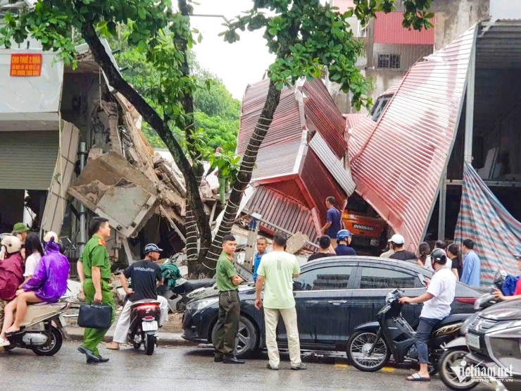 Hai căn nhà bị đổ sập.