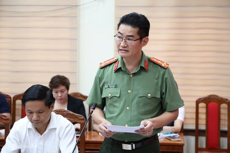 Đại tá Trần Anh Tuấn, Trưởng phòng tham mưu Công an tỉnh Tuyên Quang, thông báo việc khởi tố tại cuộc họp báo chiều 9/7. Ảnh: Thanh Hằng
