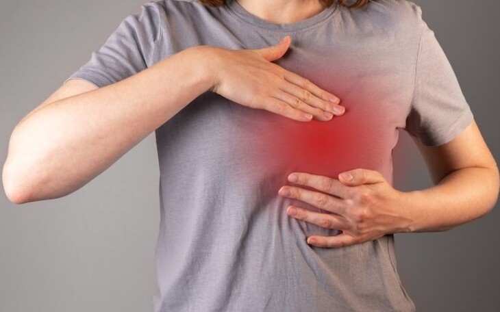 Chị em cần đi khám ngay khi phát hiện dấu hiệu bất thường ở vú.