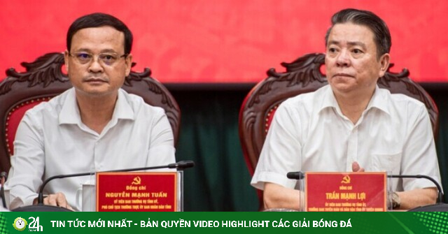 Trưởng điểm thi Trường chuyên Tuyên Quang chỉ đạo giám thị hướng dẫn thí sinh