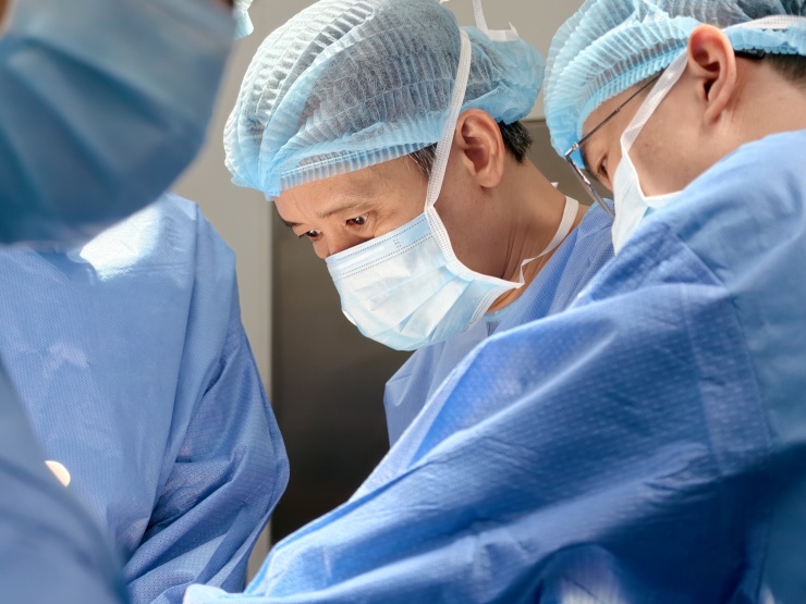 PGS.TS Nguyễn Mạnh Khánh - Phó Giám đốc Bệnh viện Hữu nghị Việt Đức cùng e kíp thực hiện ca phẫu thuật đầu tiên tại Bệnh viện Hữu nghị Việt Đức cơ sở Ninh Bình.