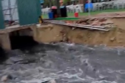 Bãi biển Sầm Sơn xuất hiện dòng nước đen vẩn đục