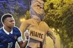 Cổ động viên Paraguay đốt, làm nổ tung hình nộm Mbappe