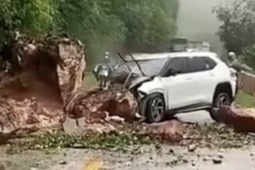 Đá lăn đè bẹp đầu ô tô ở Sơn La