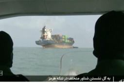 Iran đóng cửa eo biển Hormuz, tập kích căn cứ Mỹ tại Vùng Vịnh