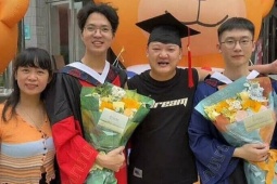 Nghiên cứu sinh mời chủ quán ăn yêu thích đến dự lễ tốt nghiệp tiến sĩ