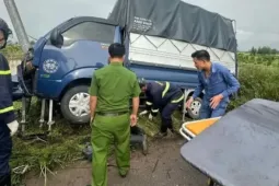 Giây phút Cảnh sát cứu nạn nhân mắc kẹt trong gầm xe ôtô sau tai nạn