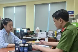 Cô gái trẻ bị khởi tố vì bán thực phẩm tăng cường sinh lý đàn ông giả