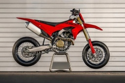 "Cào cào chúa" Ducati lột xác thành supermoto đua đầu tiên trong lịch sử hãng