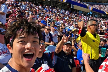 World Cup 2026: Streamer nổi tiếng người Mỹ gốc Việt nhận "thẻ đỏ" ngay trên khán đài