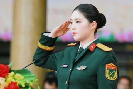 Á hậu Châu Anh được thăng quân hàm Thượng úy