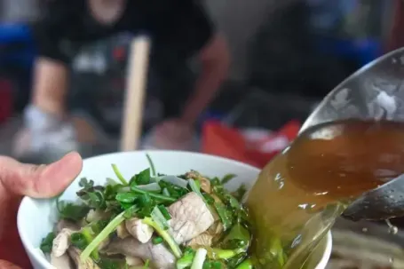 Chủ hàng phở nói lý do 'neo' giá cao dù xăng dầu giảm liên tiếp
