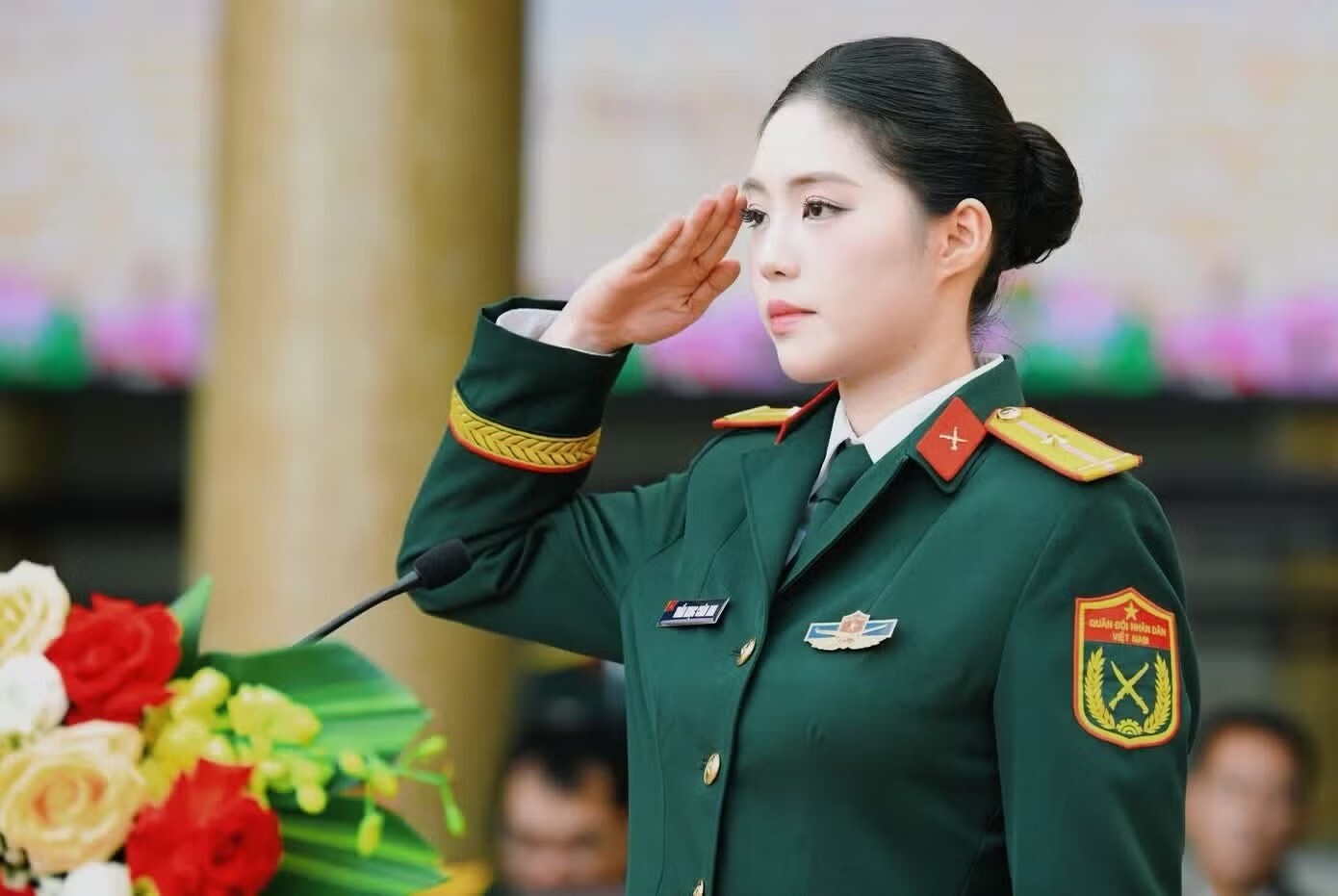 Á hậu Châu Anh khi được thăng quân hàm Trung úy vào tháng 9/2025. Ảnh: Trọng Tài.