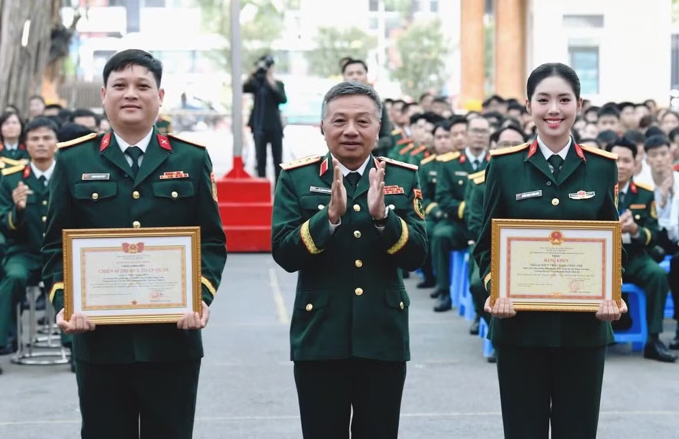 Á hậu Châu Anh khi được thăng quân hàm Trung úy vào tháng 9/2025. Ảnh: Trọng Tài.
