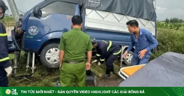 Giây phút Cảnh sát cứu nạn nhân mắc kẹt trong gầm xe ôtô sau tai nạn