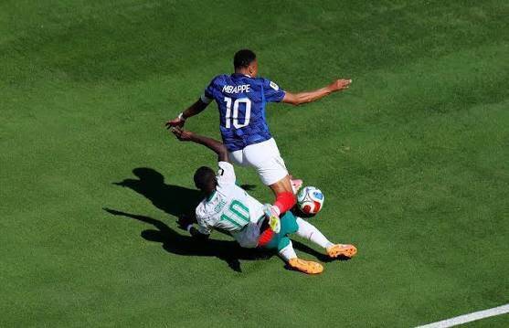 Mane vào không trúng bóng nhưng Mbappe không được penalty