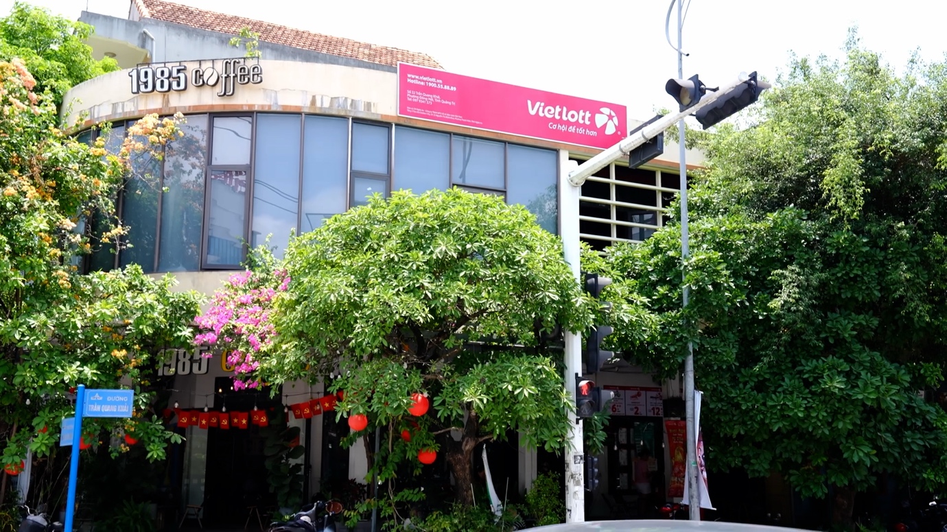 Anh Lê Hải Long đã gắn bó với điểm bán Vietlott tại số 32 Trần Quang Khải (TP.Đồng Hới, Quảng Bình) gần 8 năm.