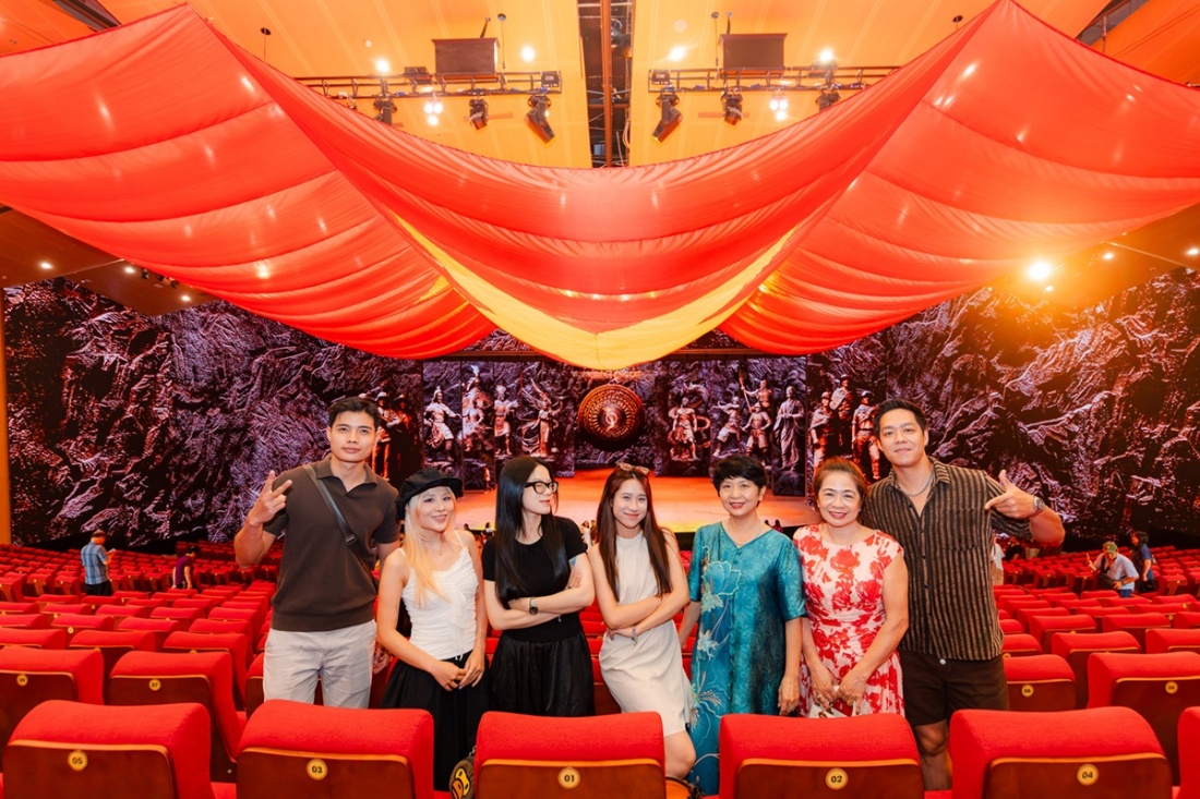 Khoảnh khắc check in dưới lá cờ Tổ quốc khép lại hành trình thưởng thức "Đất Nước Thiên Hùng Ca"
