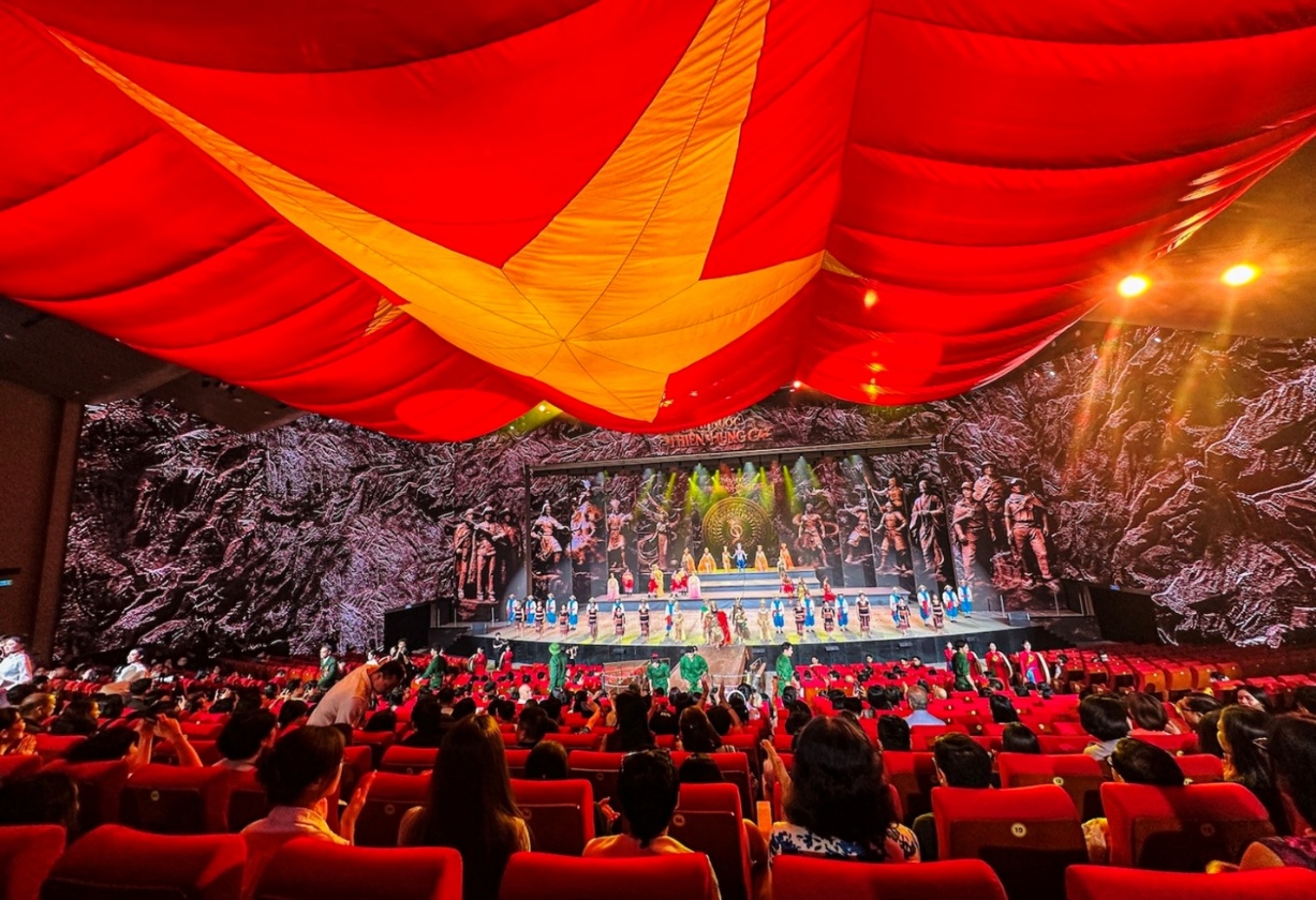 Đại cảnh kết thúc show diễn nhận “mưa lời khen” từ khán giả.