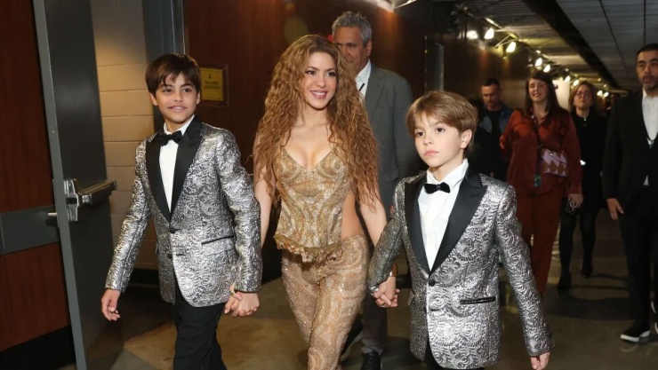 Shakira bên hai con trai Milan và Sasha. Ảnh: CBS