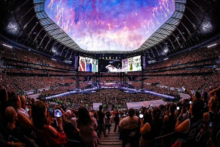 Tạp chí Rolling Stone UK và tờ The Guardian đều chấm 5 sao cho 2 buổi biểu diễn của BTS tại Sân vận động Tottenham Hotspur, đánh dấu lần đầu tiên nhóm nhạc đình đám này trình diễn tại London sau 7 năm. (Ảnh: Big Hit Music)