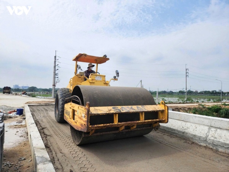 Đến nay, hơn 3km tuyến đường đã hoàn thành. Khoảng 800m còn lại đã được đắp nền K98, hiện chỉ còn thi công lớp bê tông nhựa C19, C12.5, hoàn thiện vỉa hè và lắp đặt hệ thống chiếu sáng. "Nếu thời tiết thuận lợi, không có mưa kéo dài thì toàn bộ khối lượng còn lại sẽ hoàn thành trong tháng 8", anh Thắng cho biết.