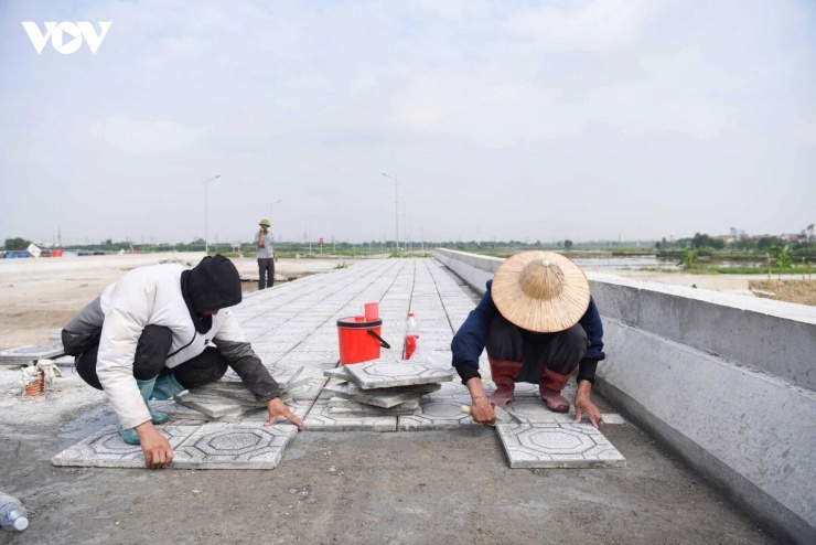 Theo anh Nguyễn Văn Thắng, Chỉ huy trưởng công trường, dự án đang bước vào giai đoạn hoàn thiện nên nhà thầu đã huy động tối đa nhân lực, máy móc và vật tư để đẩy nhanh tiến độ.
