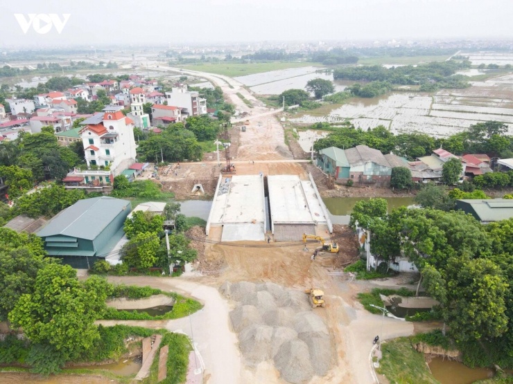 Ông Ngô Anh Minh, Giám đốc Quản lý dự án cho biết, theo hợp đồng ban đầu, công trình phải hoàn thành vào cuối tháng 6. Tuy nhiên, do ảnh hưởng của thời tiết và thiếu vật liệu, dự án đã được gia hạn thời gian thi công đến hết tháng 8. "Chúng tôi yêu cầu nhà thầu tuyệt đối tuân thủ mốc tiến độ mới để kịp thông xe kỹ thuật vào dịp Quốc khánh 2/9",