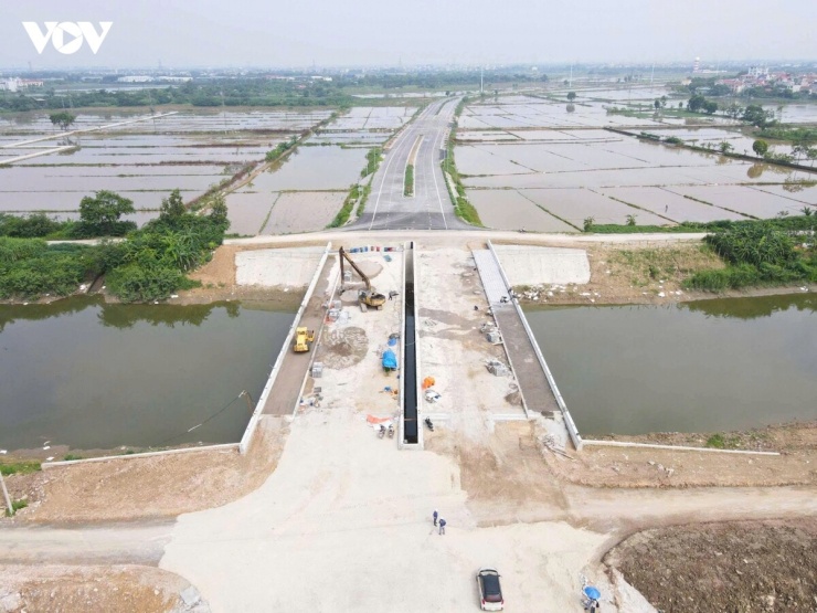 Đến thời điểm hiện tại, toàn dự án đã hoàn thành trên 95% khối lượng. Phần việc còn lại chủ yếu là thảm bê tông nhựa và lắp đặt hệ thống chiếu sáng. Nếu điều kiện thời tiết thuận lợi, công trình hoàn toàn có thể hoàn thành trong tháng 8.