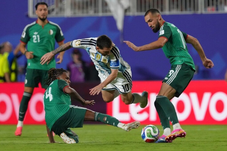 Messi (10) của Argentina tranh chấp bóng với Nabil Bentaleb (19) và Hicham Boudaoui (14) của Algeria trong trận đấu bảng J World Cup 2026 giữa Argentina và Algeria trên sân Kansas City, bang Missouri, ngày 16/6/2026. Ảnh: AP