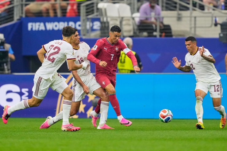 Ronaldo tranh chấp bóng với Pedro Porro, Pau Cubarsi và Rodri trong trận Bồ Đào Nha gặp Tây Ban Nha tại vòng 1/8 World Cup 2026 trên sân Dallas Stadium, Dallas, Texas, Mỹ, ngày 6/7/2026 Ảnh: AP