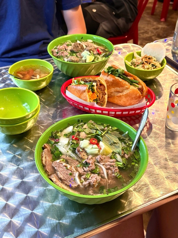 Tại Ăn Chơi, phở bò được điều chỉnh nhẹ để phù hợp khẩu vị người Hong Kong, trong khi bánh mì vẫn giữ hương vị nguyên bản nhờ những ổ bánh tươi, nướng tại quán mỗi ngày. Ảnh: Instagram/ ankat_eats