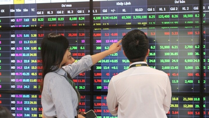 Mức thu nhập giảm 50 - 70% so với trước khiến nhiều môi giới chứng khoán “khóc ròng”. (Ảnh: B.L)