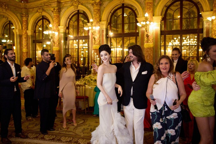 Phạm Băng Băng được mời đến bữa tối riêng của ông Stephane Rolland. Video: Weibo