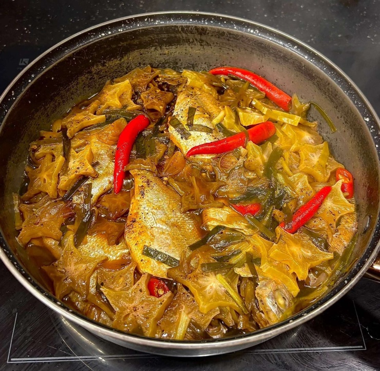 Cá man kho khế chua