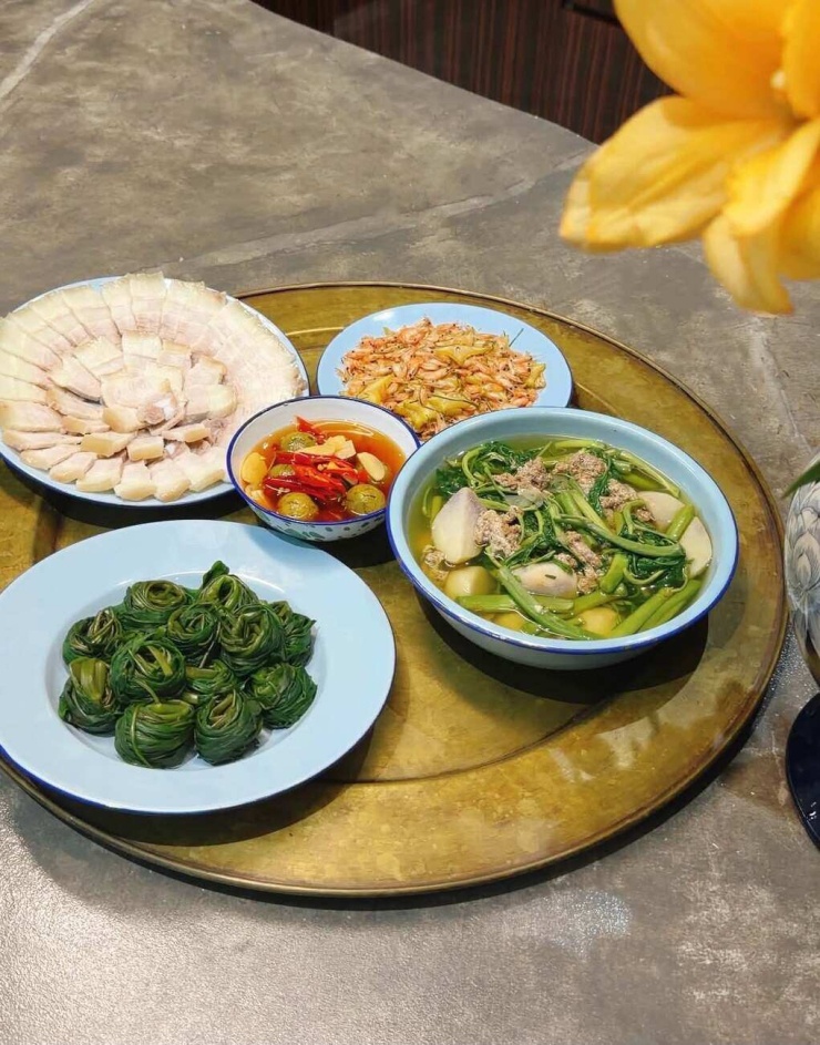 Một mâm cơm mùa hè ăn cùng sấu ngâm nước mắm của gia đình Phương Oanh.